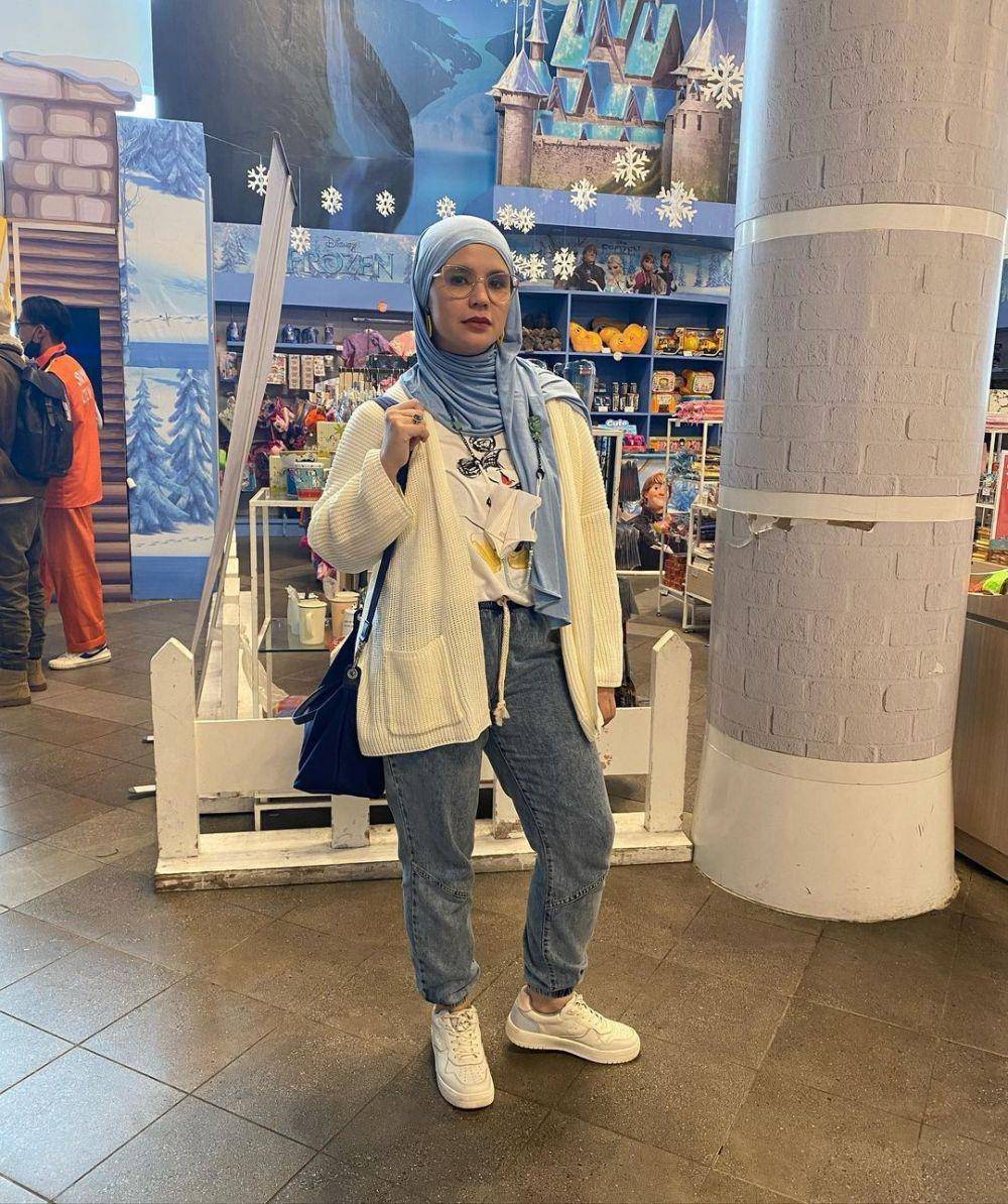 OOTD hijab kasual ala Aldila Jelita (instagram.com/dhila_bekti)