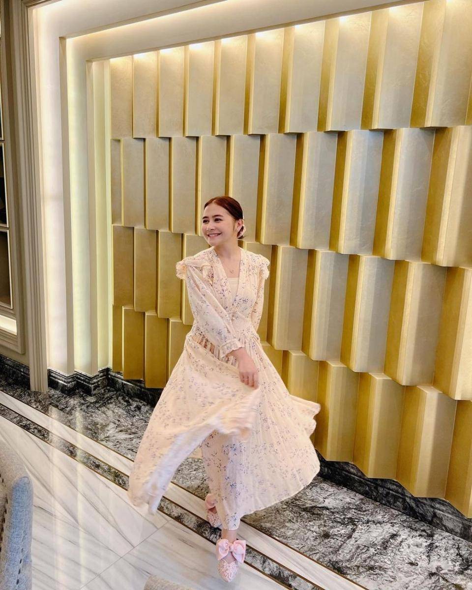 baju pesta ala Prilly (instagram.com/prillylatuconsina)