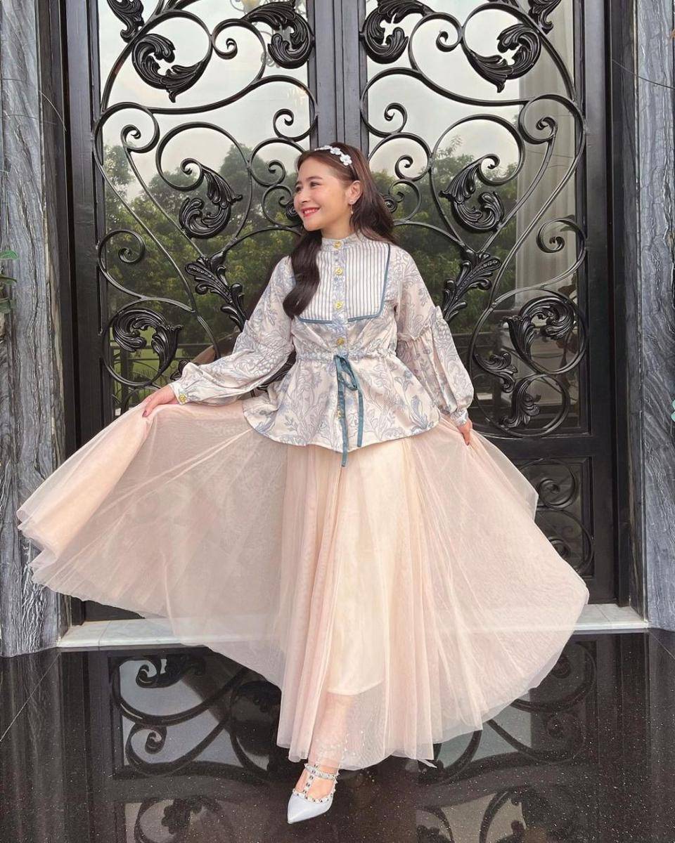 baju pesta ala Prilly (instagram.com/prillylatuconsina)