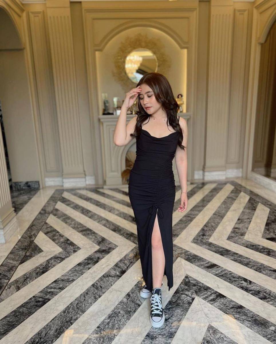 baju pesta ala Prilly (instagram.com/prillylatuconsina)