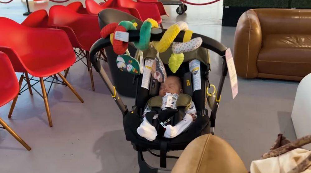 Nikita Willy ajak baby Izz naik pesawat (YouTube.com/Nikita Willy Official)