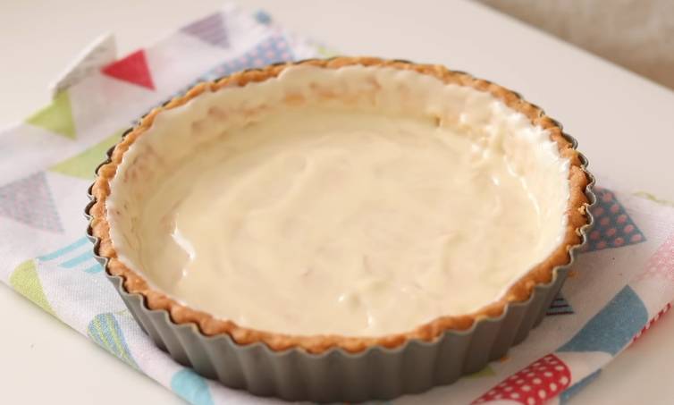 ilustrasi kulit tart dan olesan white chocolate (youtube.com/HidaMari Cooking)