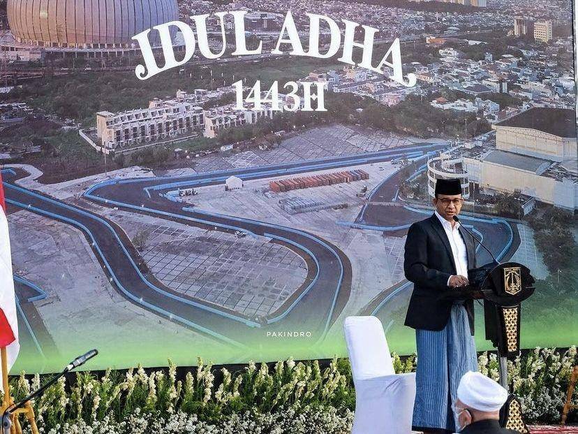 Gubernur DKI Jakarta, Anies Baswedan melaksanakan salat Idul Adha 1443 Hijiriyah di Jakarta International Stadium (JIS). (instagram.com/@aniesbaswedan)