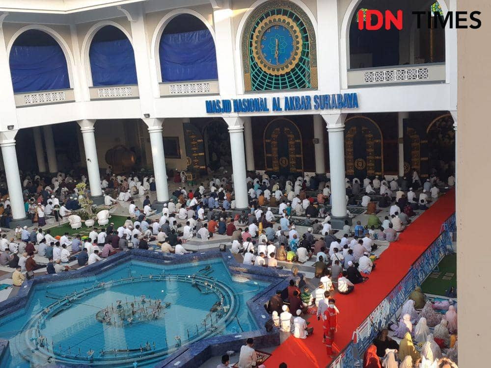 Suasana Salat Idul Adha di Masjid Al Akbar Surabaya, Minggu (10/7/2022). IDN Times/Ardiansyah Fajar
