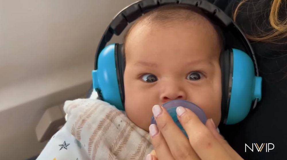 Nikita Willy ajak baby Izz naik pesawat (YouTube.com/Nikita Willy Official)