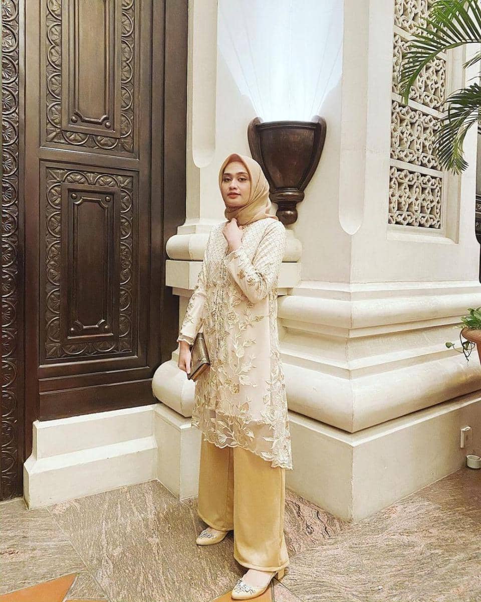 Tunik brokat. (instagram.com/shellaalaztha)