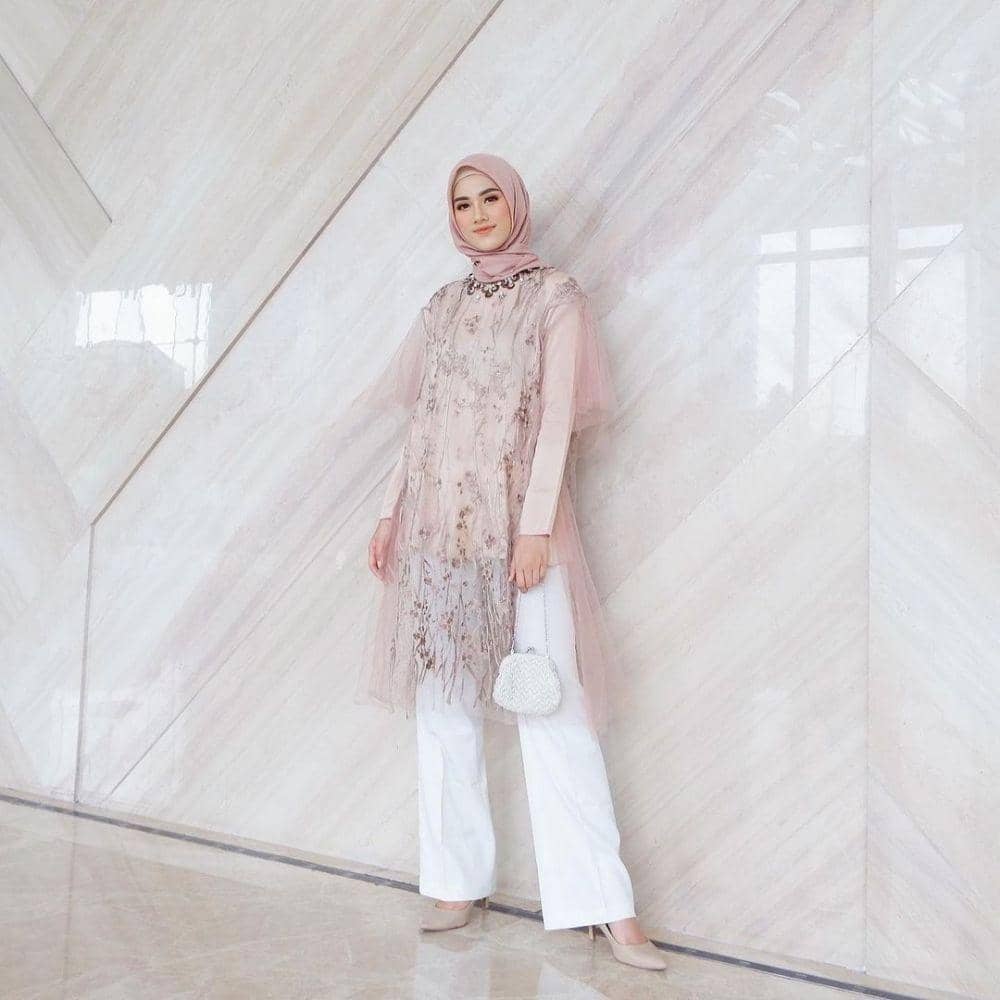 Tunik brokat. (instagram.com/raniaskdr_)