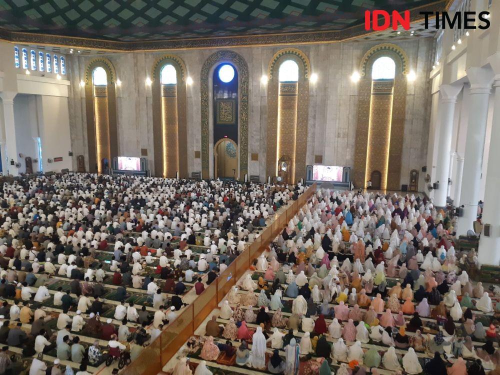 Suasana Salat Idul Adha di Masjid Al Akbar Surabaya, Minggu (10/7/2022). IDN Times/Ardiansyah Fajar