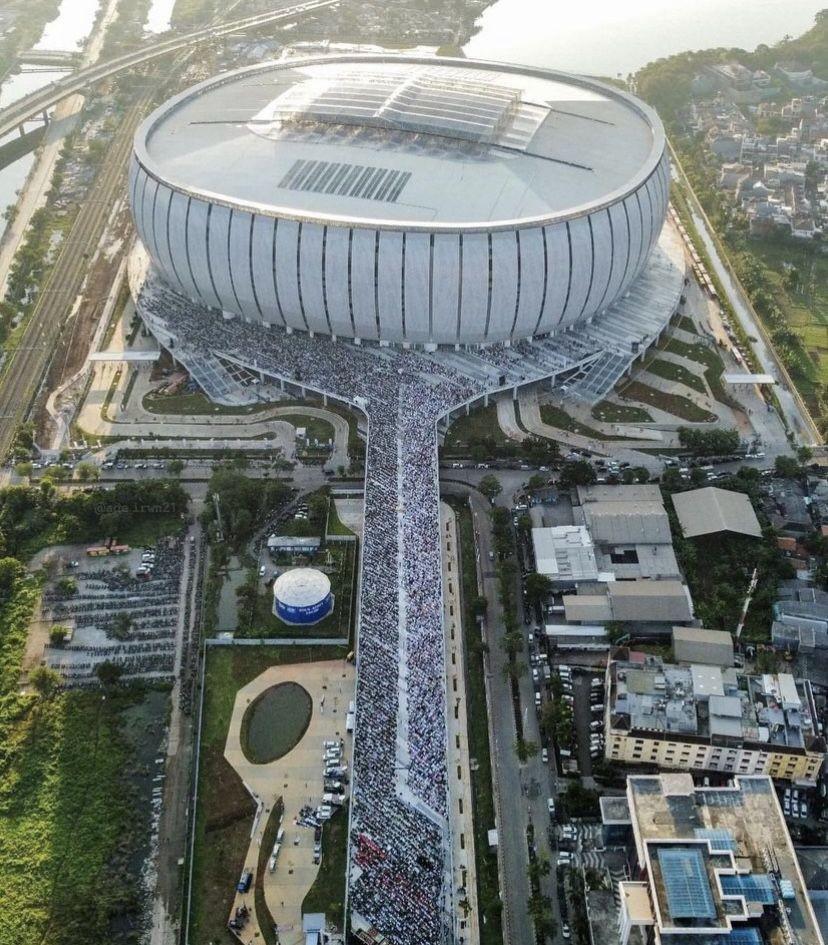 Potret pelaksanaan salat Idul Adha di Jakarta International Stadium (JIS). (instagram.com/@aniesbaswedan)