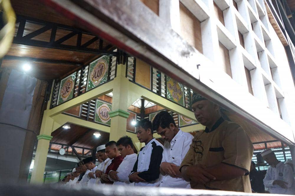 Sejumlah WBP menunaikan Salat Idul Adha 1443 H di Masjid At Taubah Lapas Kelas IIA, UPT Kanwil Kemenkumhan Gorontalo di Kota Gorontalo, Gorontalo, Minggu (10/07/2022). ANTARA FOTO/Adiwinata Solihin
