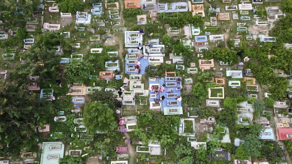 Foto udara warga menziarahi makam kerabatnya di TPU Pogego, Palu, Sulawesi Tengah, Minggu (10/7/2022). ANTARA FOTO/Mohamad Hamzah/tom.
