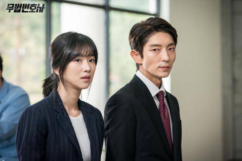 Seo Ye Ji dan Lee Joon Gi di drama Lawless Lawyer (dok. tvN/Lawless Lawyer)
