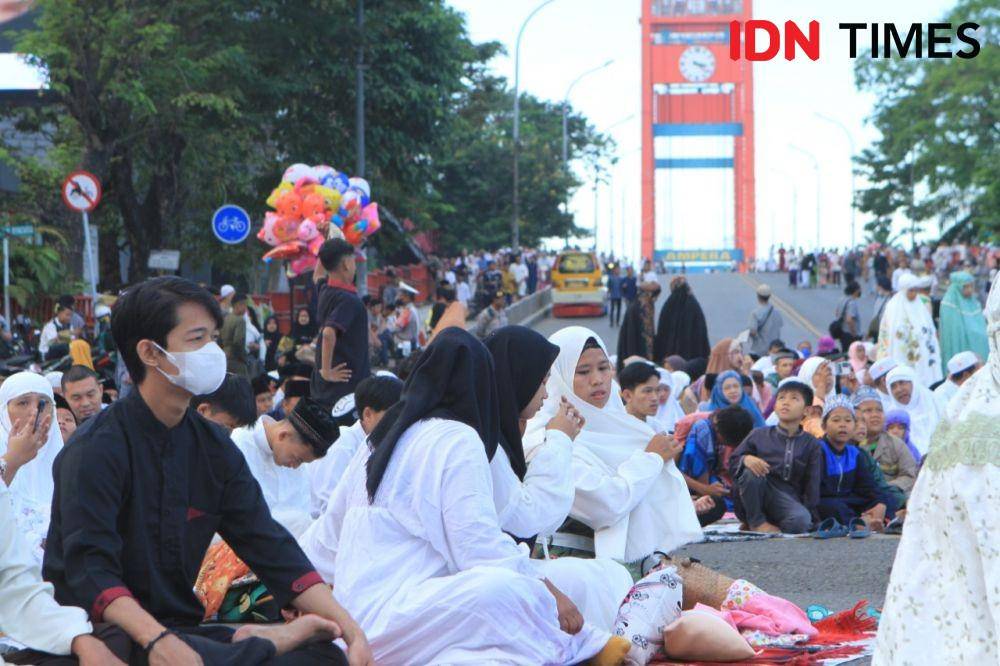 Ribuan warga Palembang padati Jembatan Ampera untuk melaksanakan Salat Ied Adha 1443 Hijriah (IDN Times/Feny Maulia Agustin)