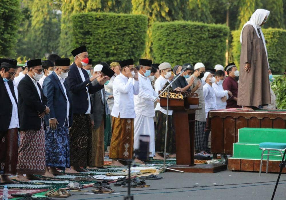 Gubernur Jawa Tengah Ganjar Pranowo berada di saf terdepan saat Salat Ied di Lapangan Pancasila Simpang Lima Semarang. (Dok Humas Pemprov Jateng)