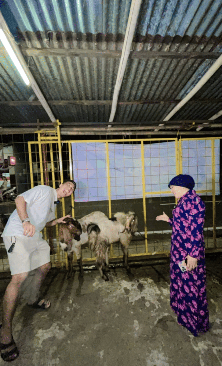 potret Frans dan Oma Gala dengan kurbannya (instagram.com/dewizuhriati)