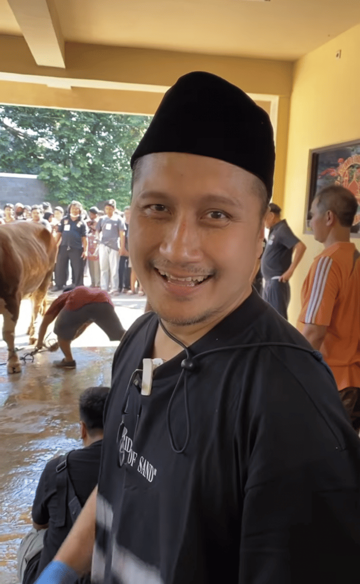 potret perpisahan Arie Untung dengan kurbannya (instagram.com/ariekuntung)