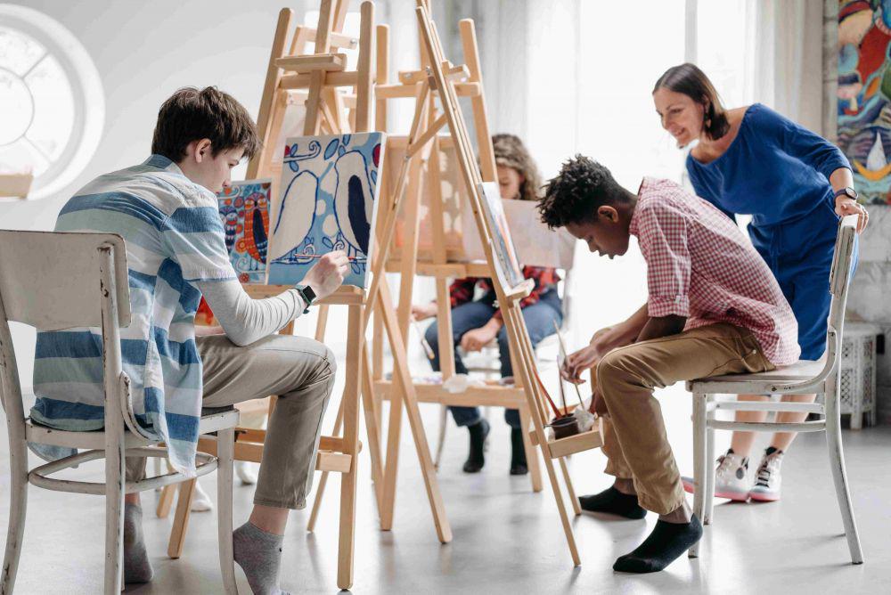 ilustrasi kritik seni dalam dunia pendidikan (pexels.com/Pavel Danilyuk)