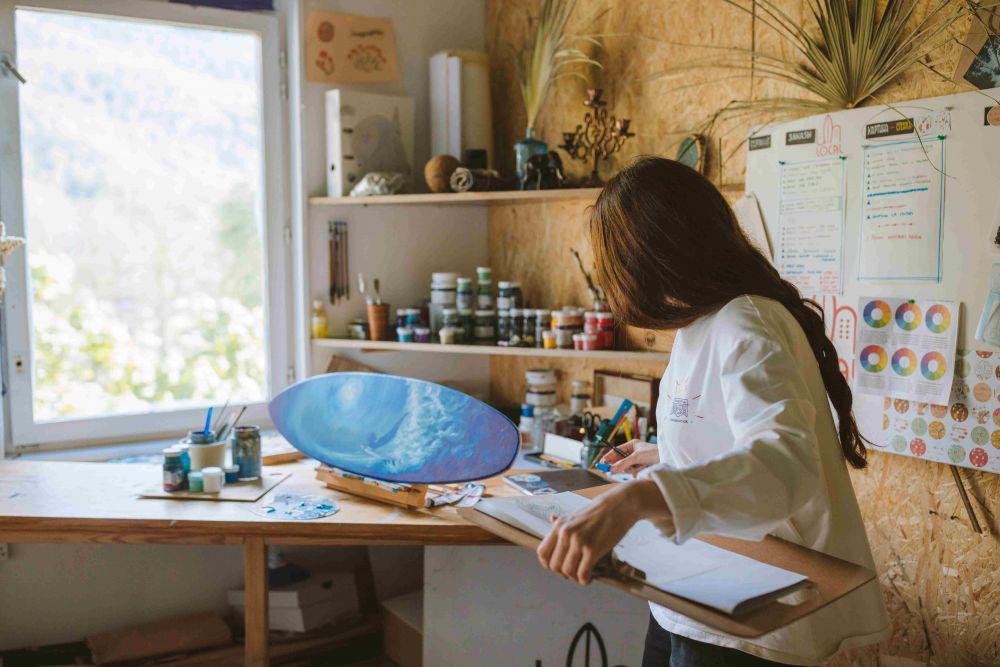 ilustrasi kegiatan mengomentari karya seni (pexels.com/Yaroslav Shuraev)