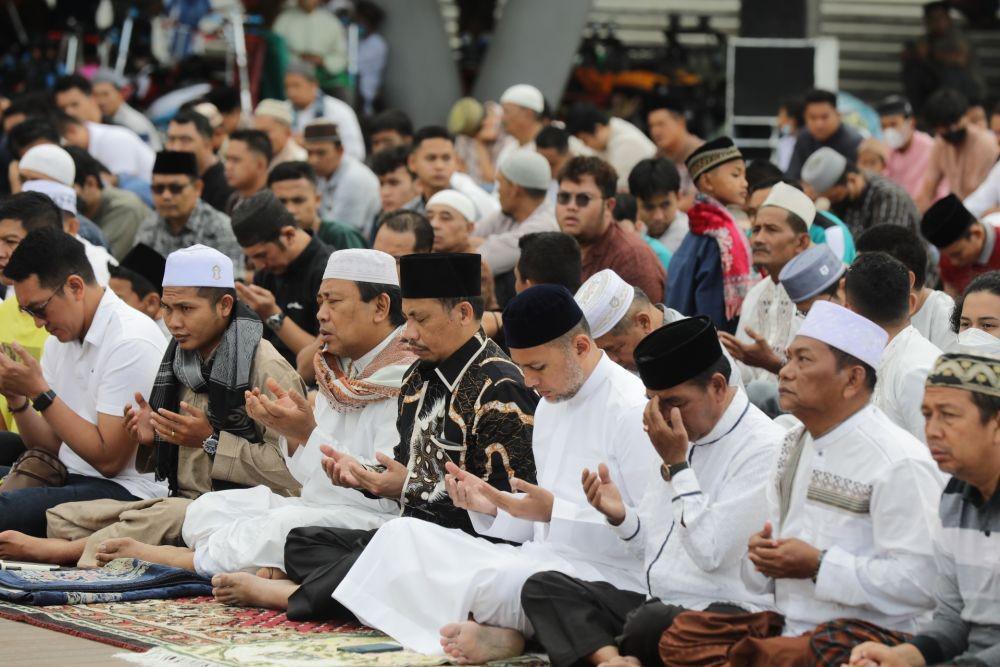 Wagub Ijeck saat salat idul adha di Parapat (Istimewa/IDN Times)
