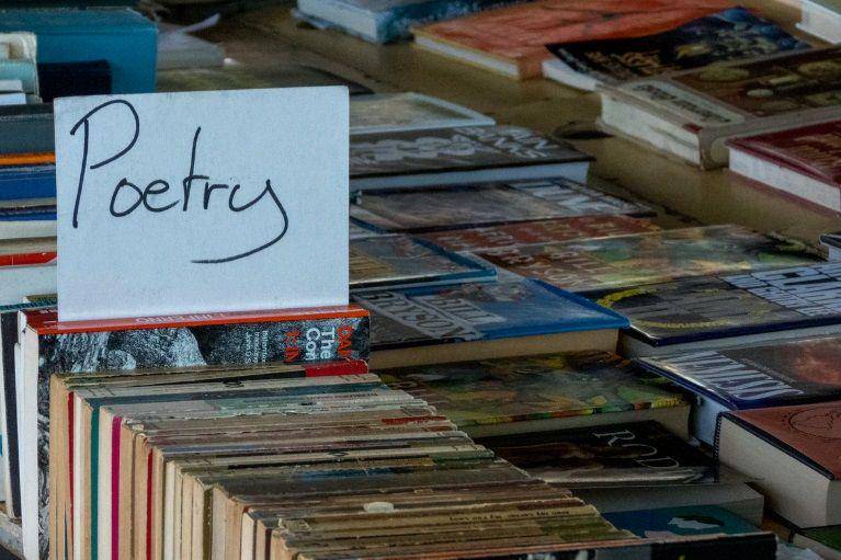 ilustrasi tulisan 'poetry' (unsplash.com/Nick Fewings)