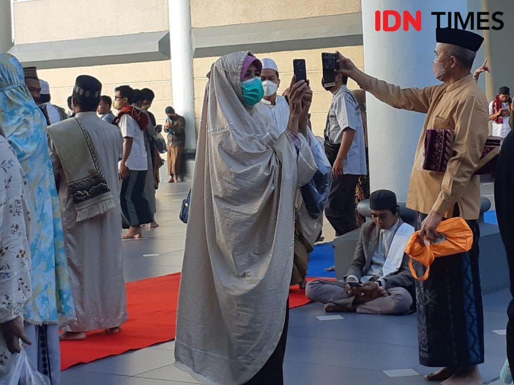 Warga Bogor, Nin Ilham Salat Idul Adha di Masjid Al Akbar Surabaya.