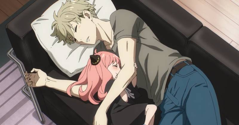 Loid dan Anya tidur di sofa. (dok. WIT STUDIO/SPY x FAMILY)