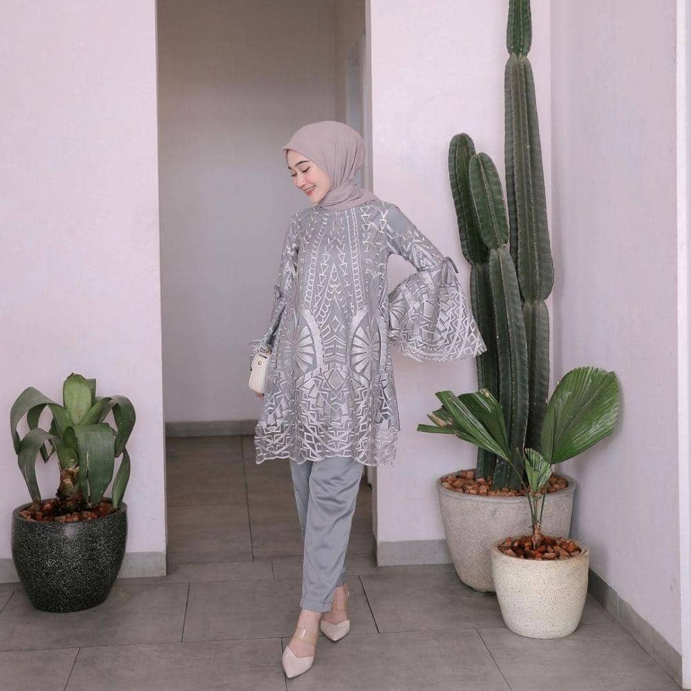 Tunik brokat. (instagram.com/sin.sr)