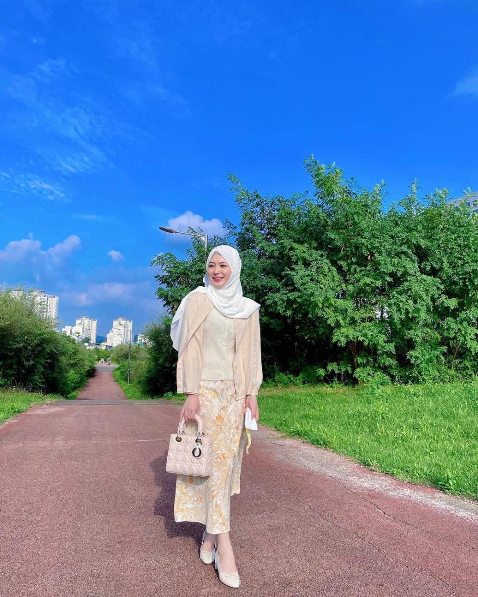 Ayana yang sedang  jalan-jalan santai di taman (instagram.com/xolovelyayana)