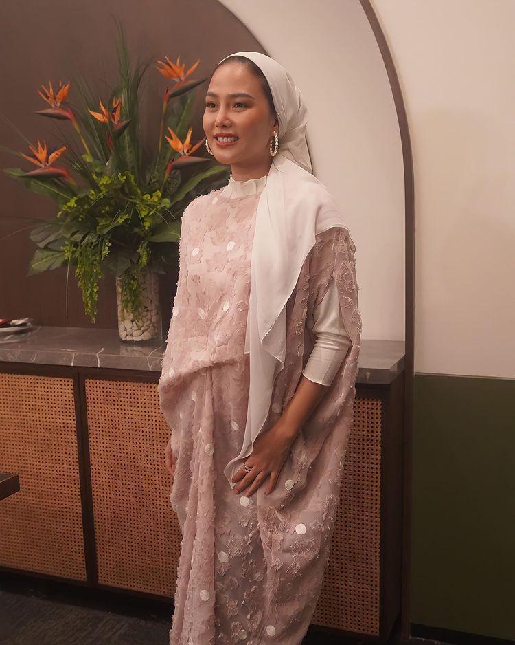 OOTD hijabers Dara Arafah (instagram.com/daraarafah)
