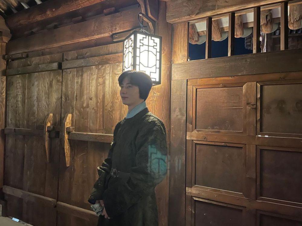 Hwang Minhyun di balik layar drama Alchemy of Souls (instagram.com/optimushwang)