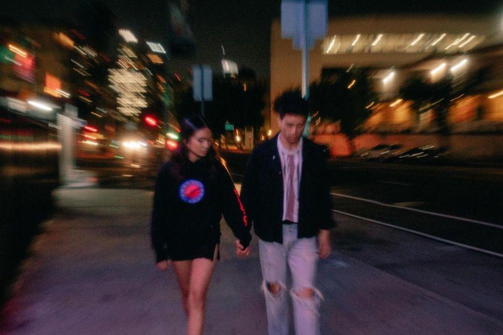 NIKI dan Peter Adrian dalam video klip Oceans and Engines (instagram.com/nikizefanya)
