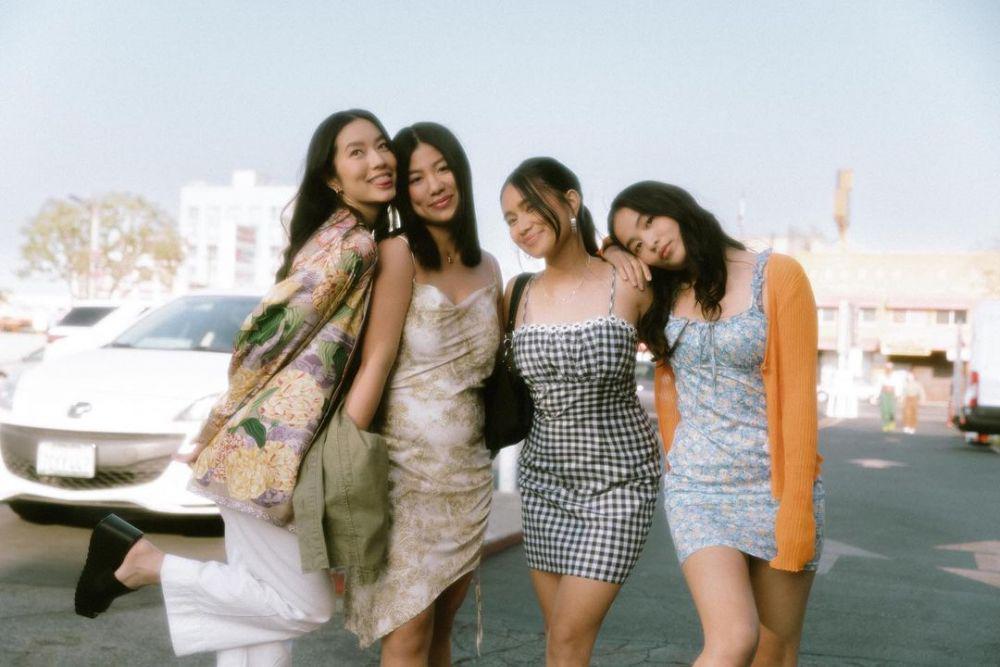NIKI, Abby, Natasha, dan Anastasha dalam video klip Oceans and Engines (instagram.com/nikizefanya)