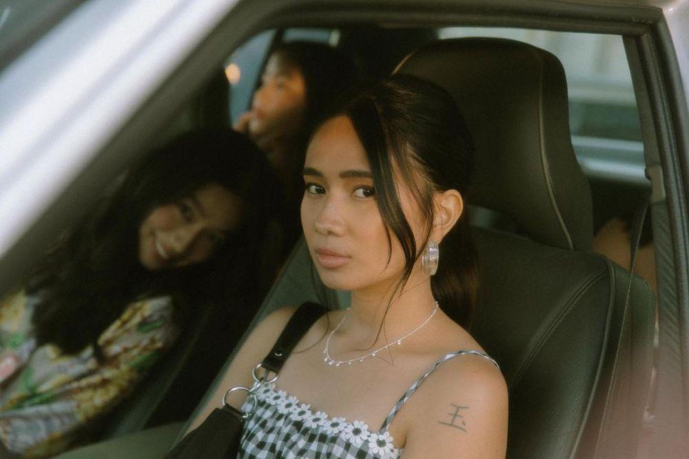 NIKI dan Abby dalam video klip Oceans and Engines (instagram.com/nikizefanya)