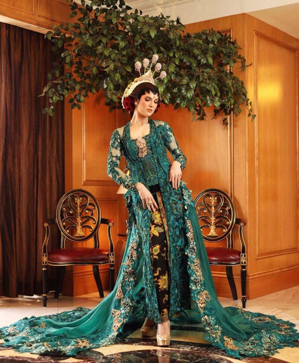 Kebaya brokat hijau. (instagram.com/mikailapatritz)