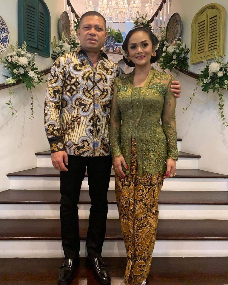 Kebaya brokat hijau. (instagram.com/krisdayantilemos)