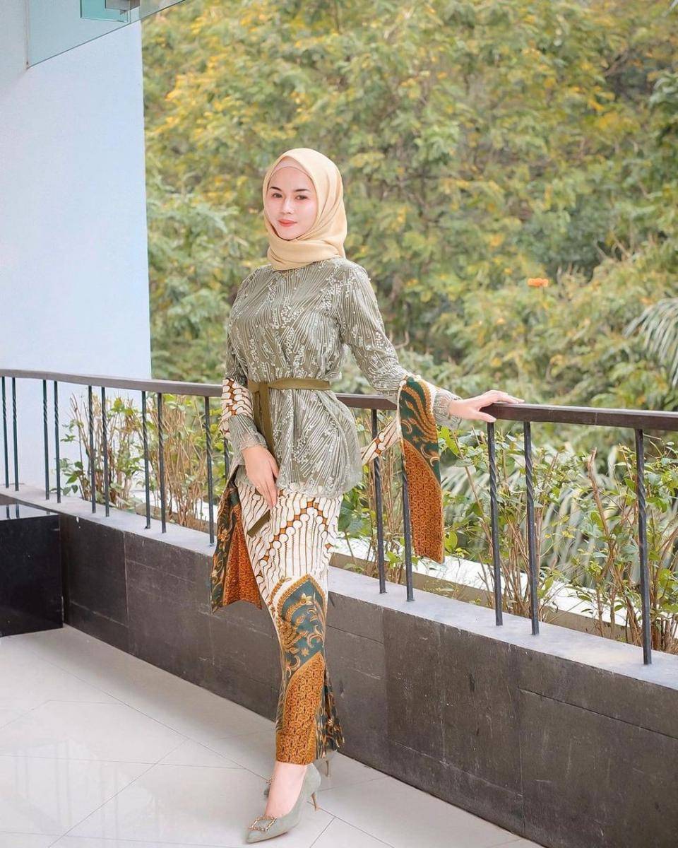 Kebaya brokat hijau. (instagram.com/nabilrach)