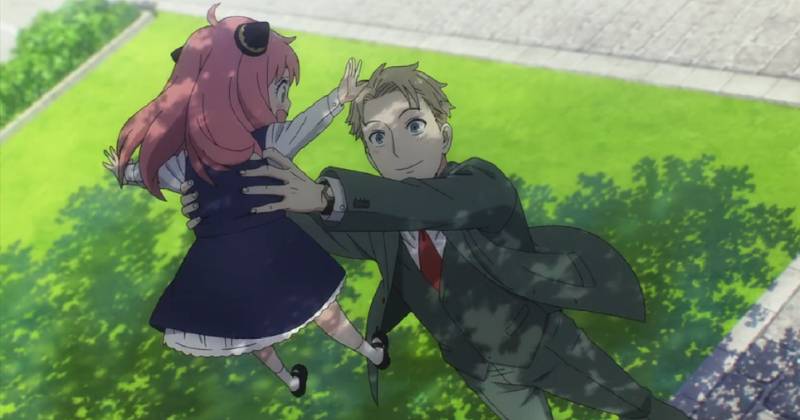 Loid mengangkat Anya. (dok. WIT STUDIO/SPY x FAMILY)