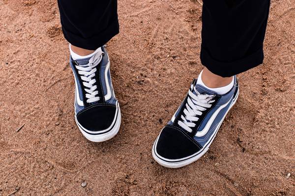 Cara membedakan sepatu Vans ori dan KW dengan menghitung tali dan lubang sepatu (unsplash.com/trojantry)