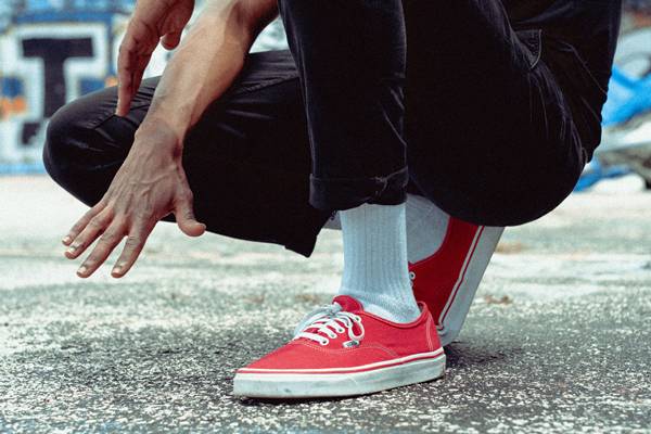 Cara membedakan sepatu Vans ori dan KW dengan memindai barcode (unsplash.com/bwl667)