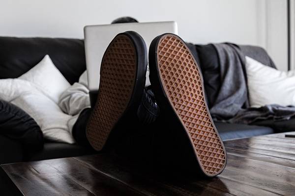 Cara membedakan sepatu Vans ori dan KW dengan memeriksa bagian sol (unsplash.com/dillonjshook)