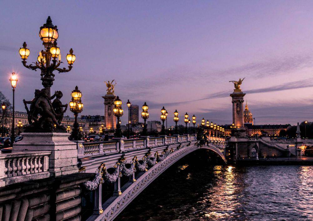 ilustrasi jalanan Paris (unsplash.com/@ettocl)
