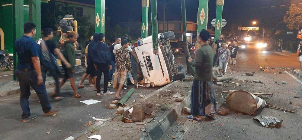 Avanza tabrak tiang TPR Parangtritis di Bantul hingga terguling, Senin (11/7/2022). (Dok. Polsek Kretek)