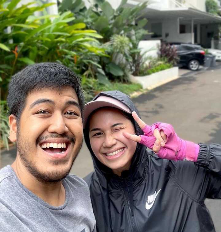 Nadhira dan suami (instagram.com/nadhiraafifa)
