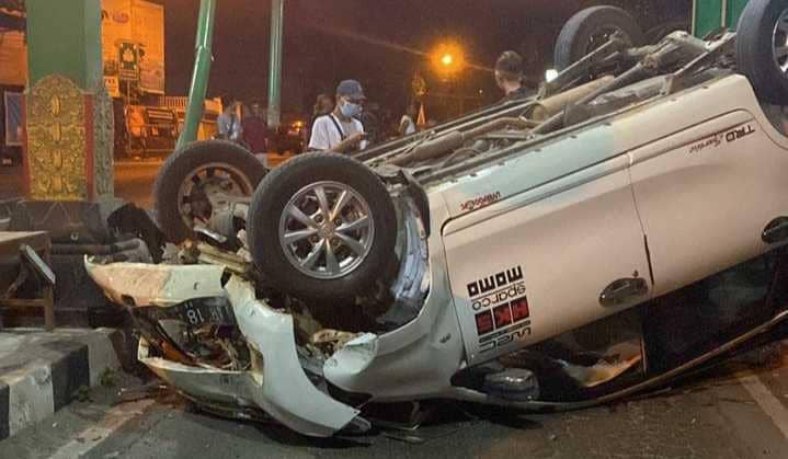 Avanza Tabrak TPR Parangtritis hingga Terguling