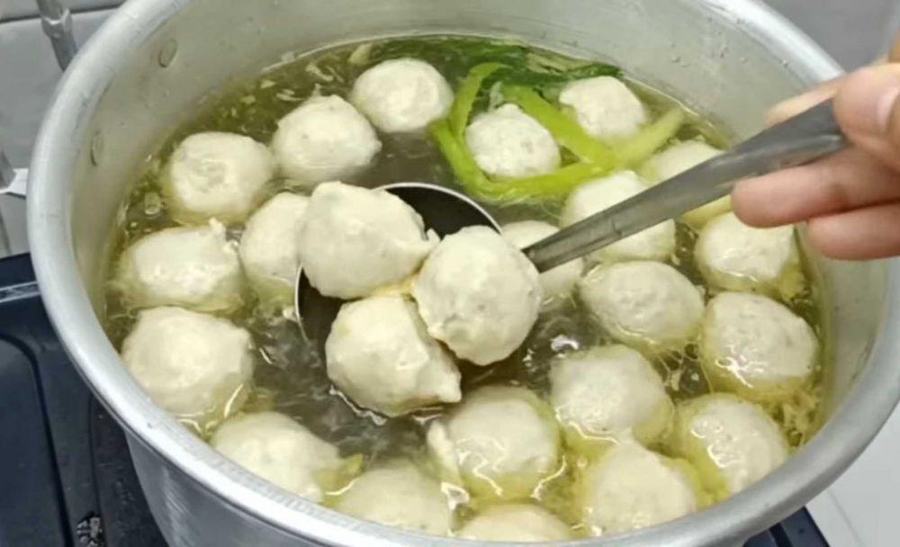 ilustrasi memasak bakso ayam (youtube.com/CR COOK)