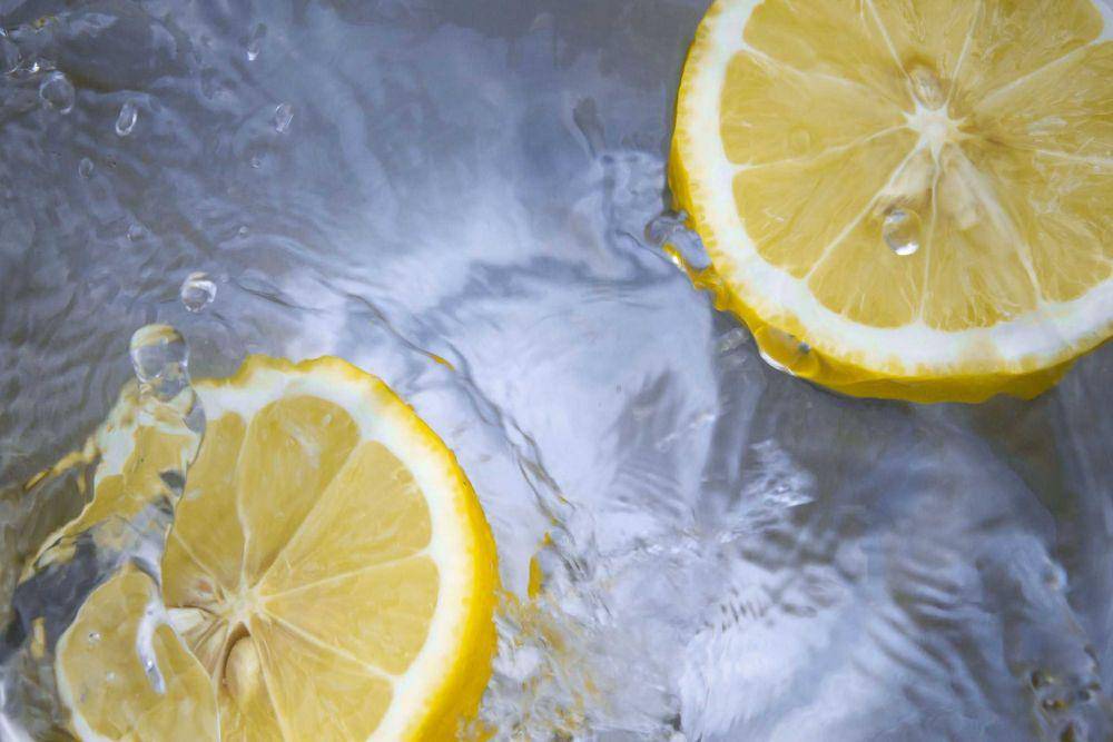 ilustrasi campuran lemon (unsplash.com/@tirzavandijk)