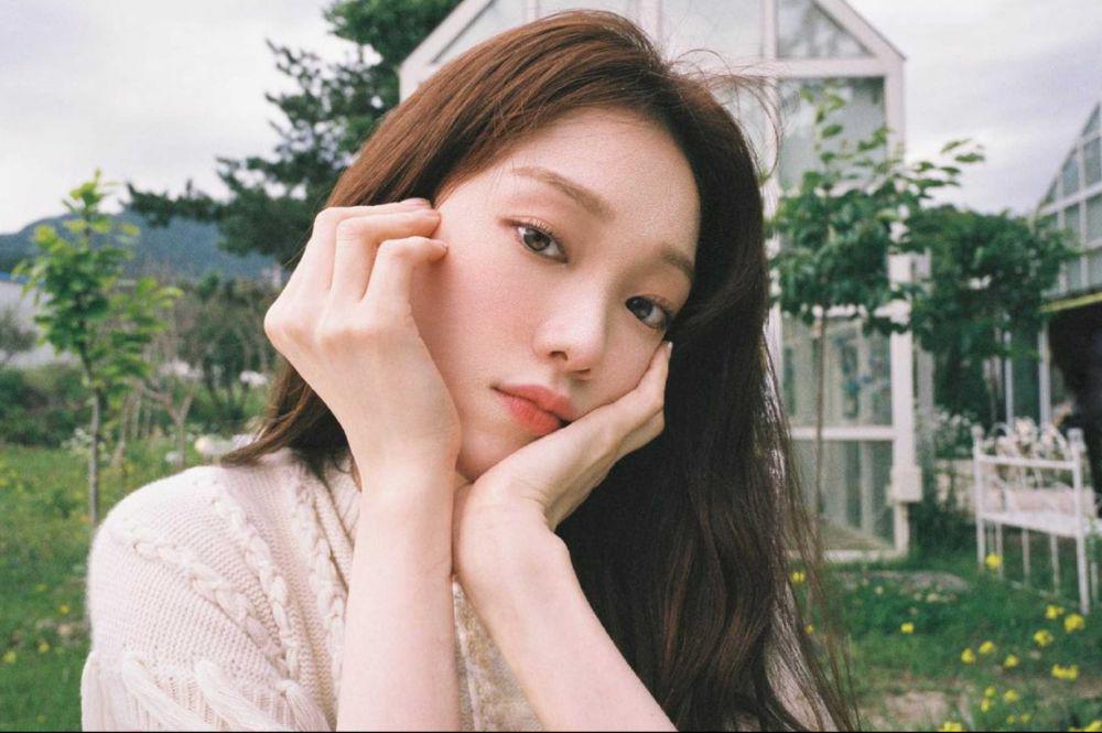 10 Ide Outfit ke Kantor ala Lee Sung Kyung di Drama Shooting Star