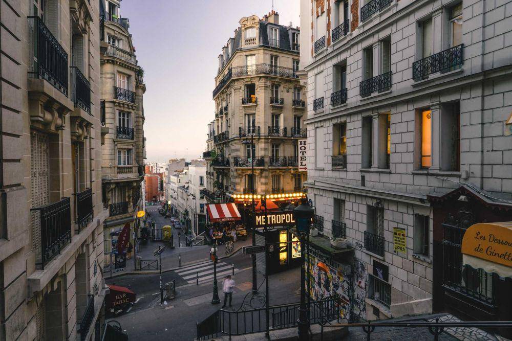 ilustrasi bangunan Paris (unsplash.com/@heytowner)