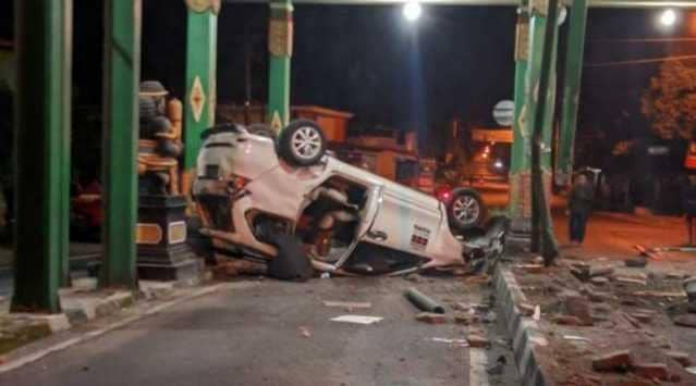 Avanza tabrak tiang TPR Parangtritis di Bantul hingga terguling, Senin (11/7/2022). (Dok. Polsek Kretek)