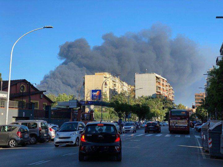 Suarana asap tebal kebakaran di Roma, Italia, Sabtu (9/7/2022). (twitter.com/gualtierieurope)